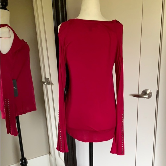 Rock n Republic red studded cold shoulder top - Picture 4 of 7